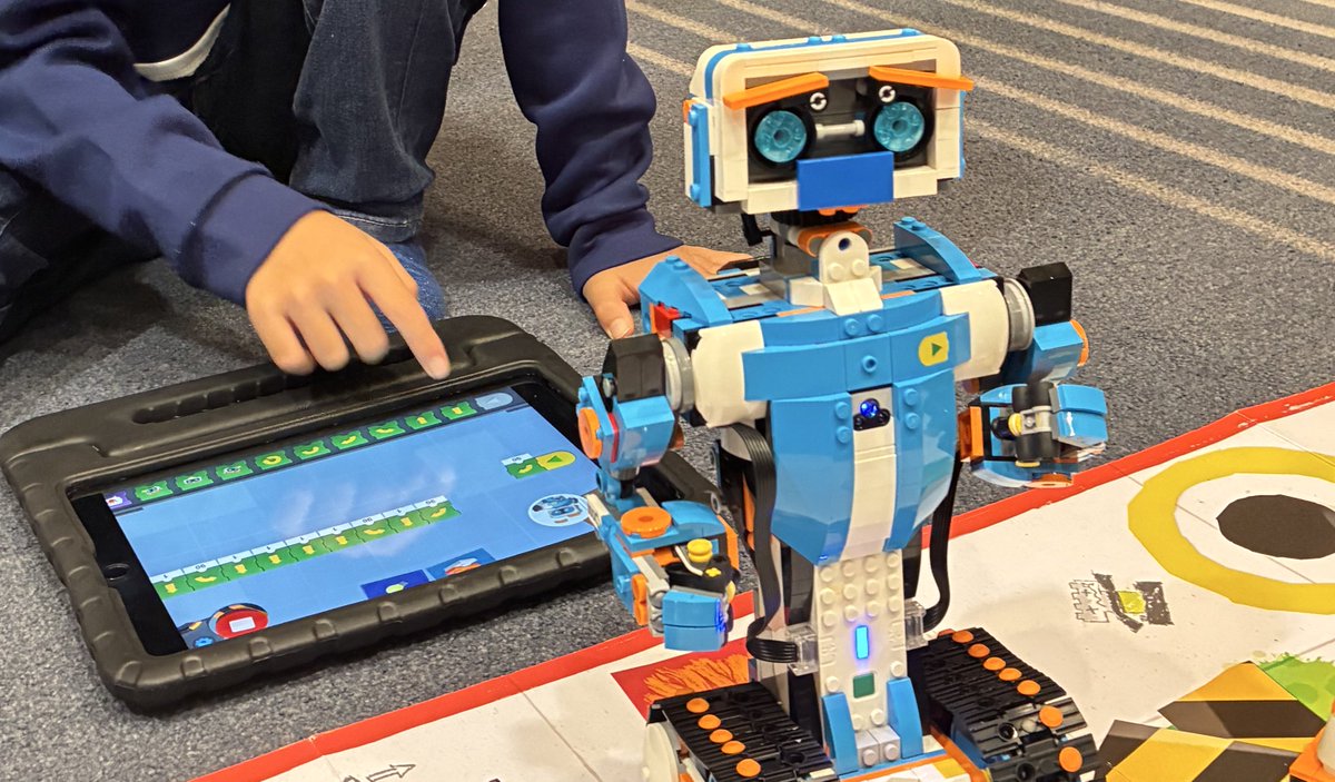 CodeAndFaith's tweet image. 今日は教会の文化祭で、プログラミング体験ブースを担当させていただきました😌

年少さんから小学校低学年の子供たちが参加してくれましたが、みんな吸収力がすごくて、あっという間に課題をクリアしました！

高校生の頃からの「子どもたちにプログラミングを教えてあげたい」という夢が叶いました👏