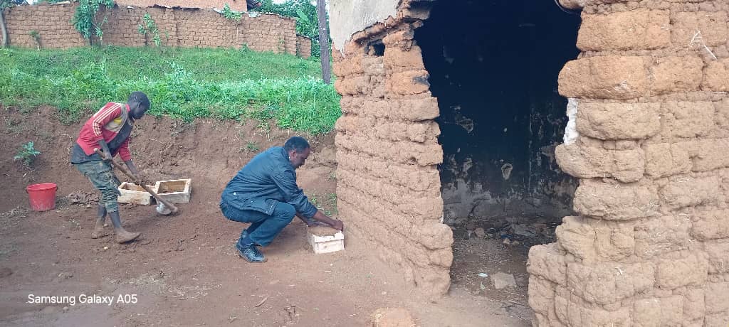 Umurenge wa Manyagiro,kuwa 8/11/2024,ES w’Umurenge wa Manyagiro,Bwana Rwitare Lambert,yifatanyije n’abagore mu muganda wihariye wo kubakira utishoboye muKagari ka Ryaruyumba.Umuganda wagaragajemo ubufatanye n’ubwitange,ukaba wari n’umwanya wo gukangurira abaturage kwimakaza isuku