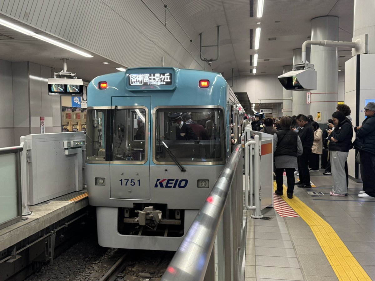 ロボト@列車大募集！✳︎プロフ必読✳︎ 列車 銀色の電車好き
