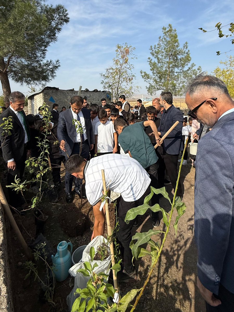 CKizilbag's tweet photo. Şehit Lütfü Gün Mesleki ve Teknik Anadolu Lisemizin idareci ve öğretmenlerinin getirtiği fidanları Canveren ortaokulumuzun bahçesine İlçe Müdürümüz, öğretmenlerimiz ve öğrencilerimizle beraber diktik. Bu hayırlı işte emeği geçen herkese teşekkür ederim https://t.co/eI5RHU95lt