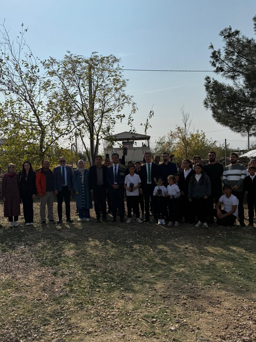 CKizilbag's tweet photo. Şehit Lütfü Gün Mesleki ve Teknik Anadolu Lisemizin idareci ve öğretmenlerinin getirtiği fidanları Canveren ortaokulumuzun bahçesine İlçe Müdürümüz, öğretmenlerimiz ve öğrencilerimizle beraber diktik. Bu hayırlı işte emeği geçen herkese teşekkür ederim https://t.co/eI5RHU95lt