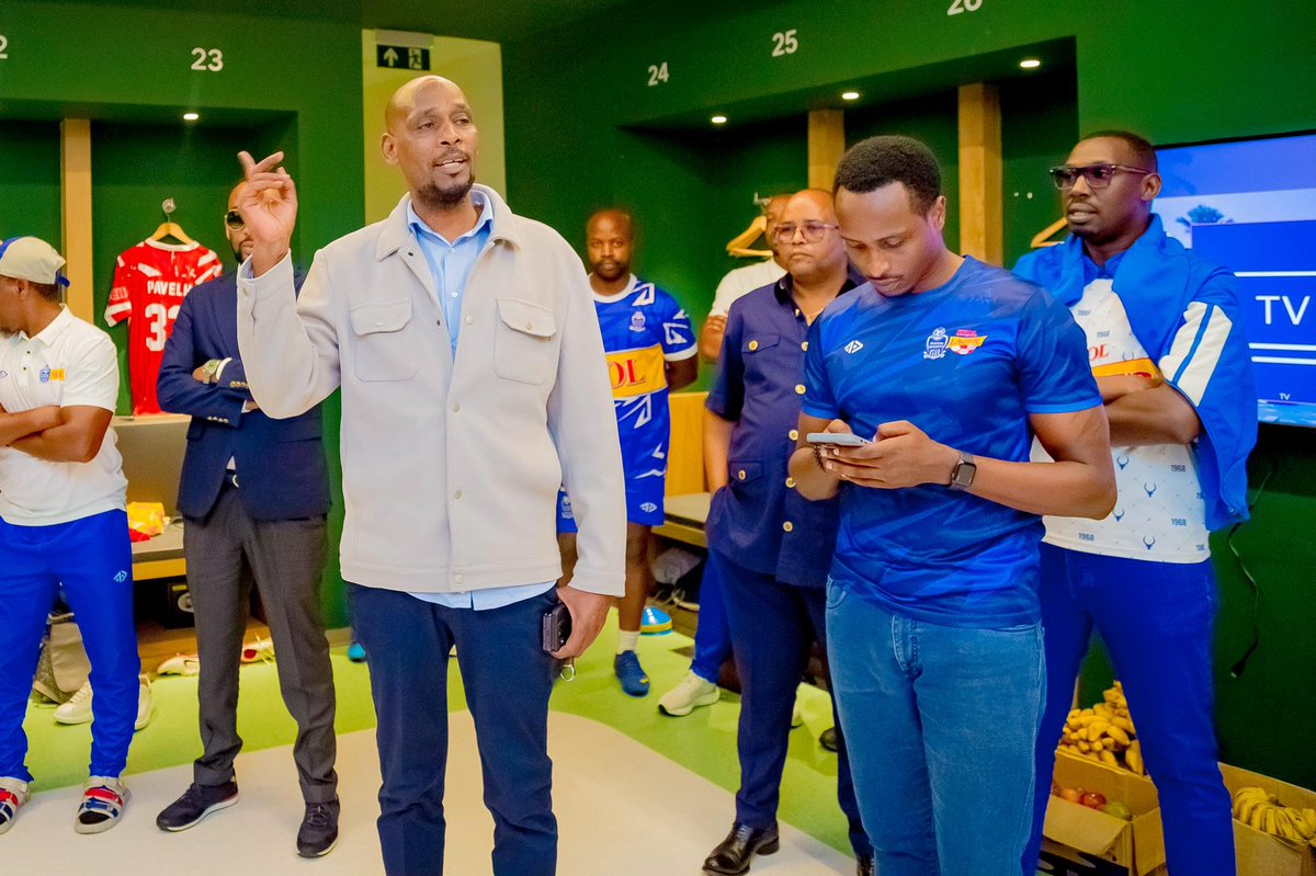 rayon_sports's tweet photo. #RPL || #APRRAY
Before the game, our President made sure to show his full support to the boys. 💙🙌
#Gikundiro | #1000HillsDerby https://t.co/Osbg8Ef6ED