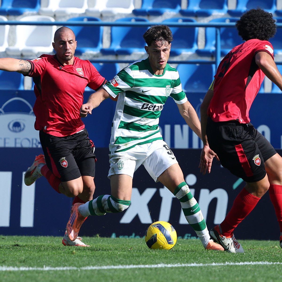 SportingCP's tweet image. #SportingB | ▶️ Recomeça a partida em Vizela. ATÉ AO FIM, LEÕES!!! 🦁

🔴 1-0 🟢 // #FCPSCP