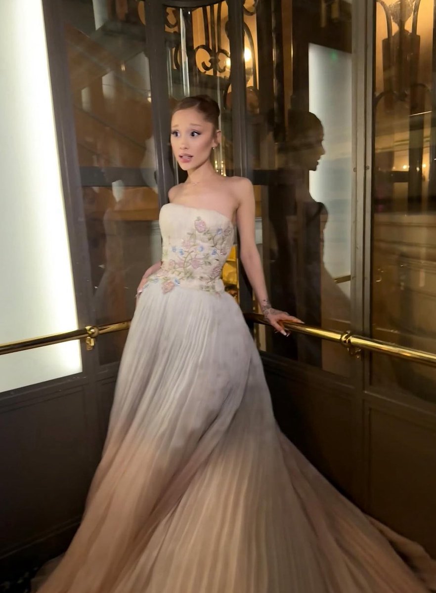 swtorbits's tweet image. ariana grande