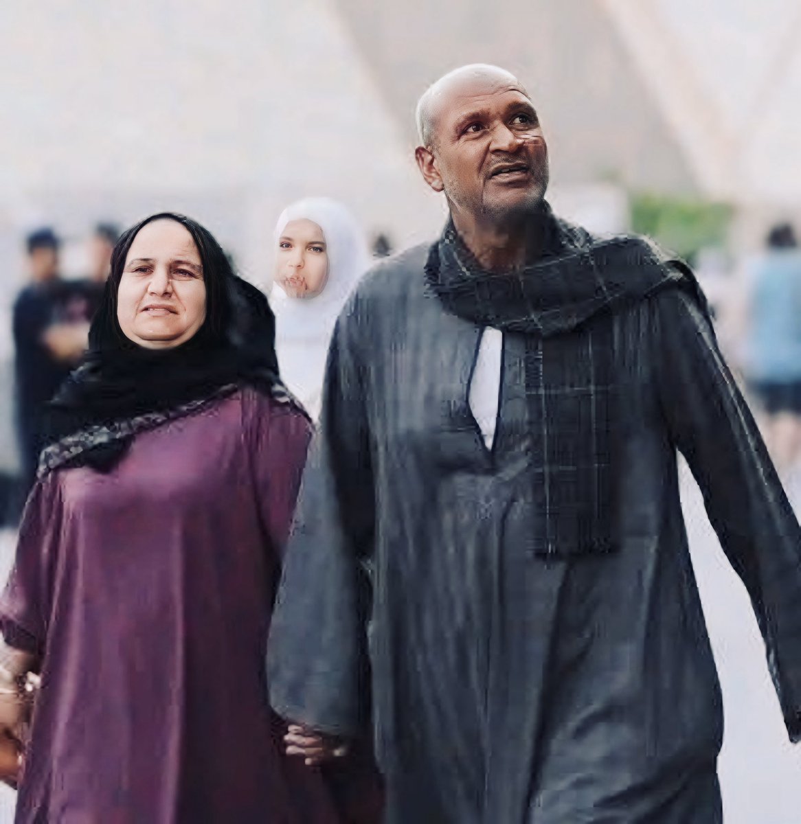 سيد الناس ، و ست الكل.
هو و هي ، و كل اللي شبهم.
غيرهم الهامش ، و هما الأصل و الفصل.