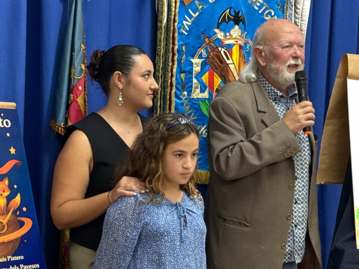 Anoche presentamos los bocetos de nuestras fallas para 2026 🎨

De la mano de nuestras falleras mayores, Isabel y Lidia, y de nuestro presidente Agustín, descubrimos los proyectos que nuestros artistas, Jose Luis Platero y Agustín Torralba,han preparado para nuestra comisión👏🏼
