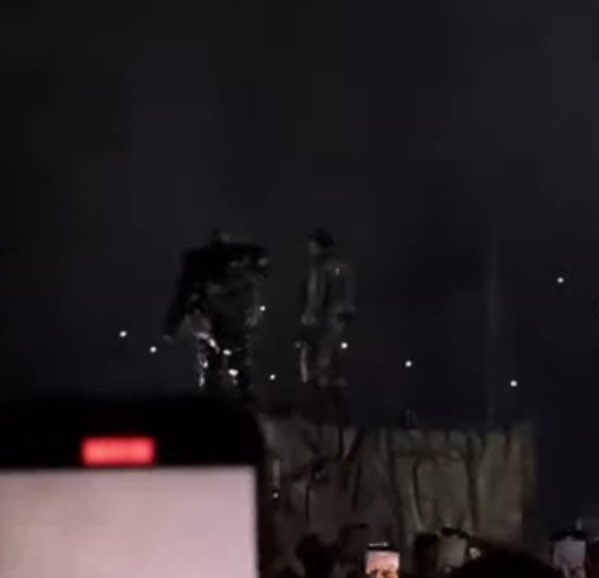 Travis Scott Circus Maximus

トラヴィスのライブにてカニエ〈Ye (Kanye West)〉が披露した楽曲は以下の通り。

・Runaway
・Can't Tell Me Nothing
・Heartless
・Flashing Lights
・Stronger
・Father Stratch My Hands, Pt.1
・Through The Wire
・CARNIVAL
・All of The Lights