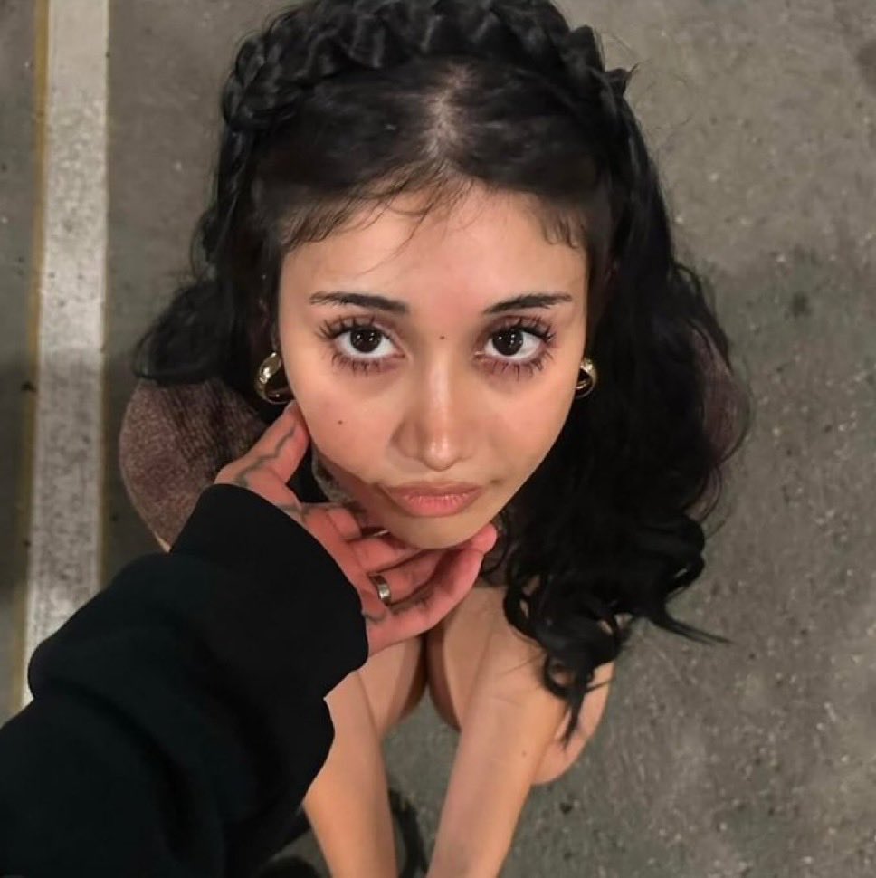 TheManMakerx's tweet image. When a girl truly loves you, she molds herself for you.

Her tone softens.
Her priorities shift.
Her habits align with yours.
Her emotions stabilize around your presence.

She picks up your slang, 
your mindset, 
your rhythm.

If you grind, 
she becomes disciplined.

If you…