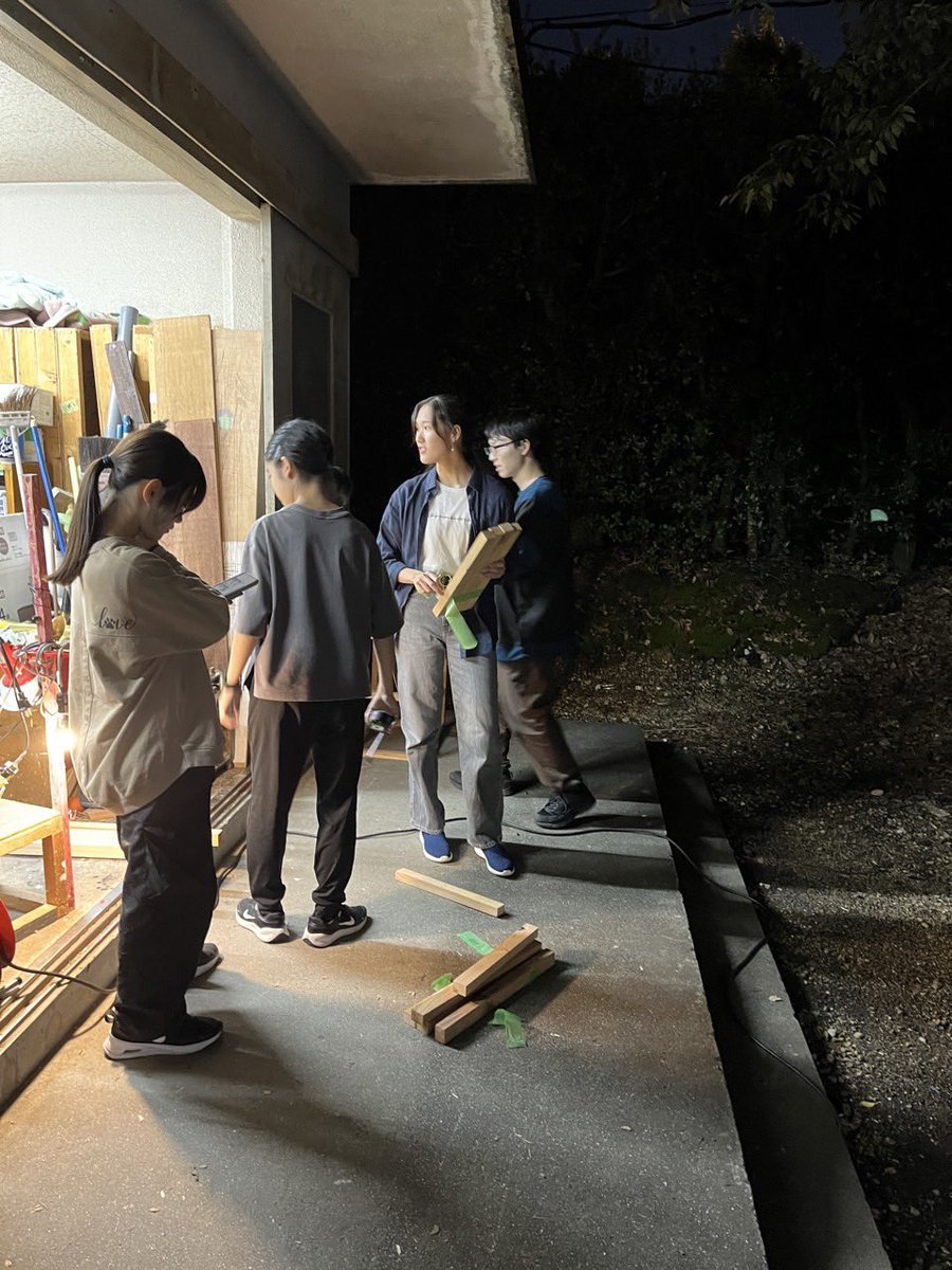 NU_Shinnsei's tweet image. 【稽古場日記①】

アトリエでは大道具が作業を行っています。
今日はLv3の人がドアノブを取りつけるための実験をしていました。
最高の舞台を作り上げるために､頼りになるチーフを中心に初めての試みにも挑戦しています。

（文責・寿限無）
#劇団新生　#うかうかと新生