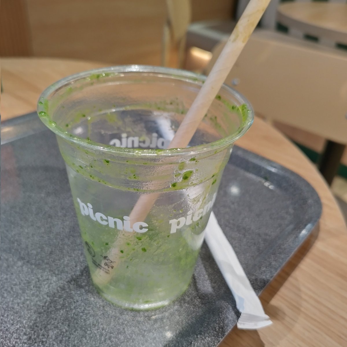 Ostin junaa odottaessani avokado-sosejuoman. Mukana tuli pahvipilli.

Kertakäyttömuovin vähentäminen on hyvä tavoite, mutta tuo pilli tuntui lähinnä symboliselta eleeltä, kun juoma kuitenkin oli muovimukissa. Mukana myös ihan turha muovikansi.

Varmasti EU-alueen pilleistäkin