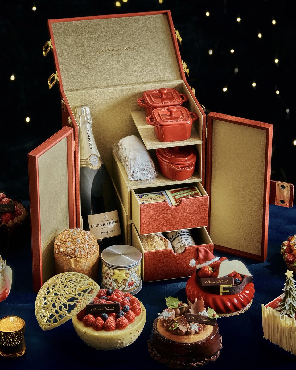 ホテルオリジナルのラグジュアリーなボックスに、ホテルメイドのスイーツとセイボリーを詰め込んだ「プレミアムクリスマス ハンパー」が数量限定で登場🎁

ご家族やご友人と過ごすホリデーシーズンに、心温まる贈り物を添えてみてはいかがでしょうか。

tokyo.grand.hyatt.co.jp/restaurants/re…