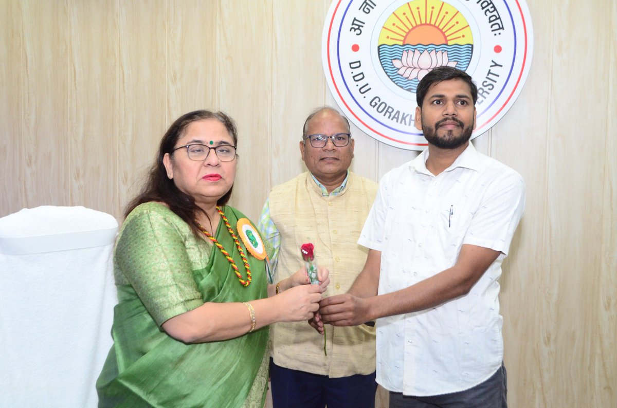 satyapalyadavr1's tweet image. माननीय कुलपति प्रो @_poonamtandon  जी को  &apos;वाइस चांसलर आफ द ईयर&apos; का पुरस्कार! Milne की हार्दिक बधाई। aapka creative netrutva me Vishwavidyalay  Nayi unchaiyon ko prat hota rhe, aur Kar Bhi raha hai aapke Kushal netrutva mein💐🙏 #ddu  #gorakhpur