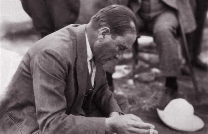 87 yıl önce, 8 Kasım 1938.
Atatürk fenalaşır.
“Saat kaç” diye sorar. 
H.Rıza Soyak: “Saat 19.00 efendimiz.” 
Atatürk, Dr. Neşet Ömer Bey’e bakar.
“Vealeykümüsselam!” diyerek kendinden geçer.
Muzaffer Başkomutan, ağır, ikinci ve son 38 saatlik komaya girmiştir.