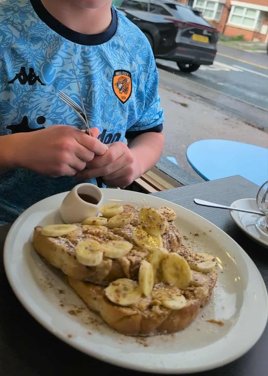 lukebed79's tweet image. Been away holiday made us miss the last 2 home games so feels like a lifetime waiting for the next. Celebrated with a pre match meal at Cozee cafe on boothery estate 😋 and a nice pint of Staropramen.
#UTT #hcafc