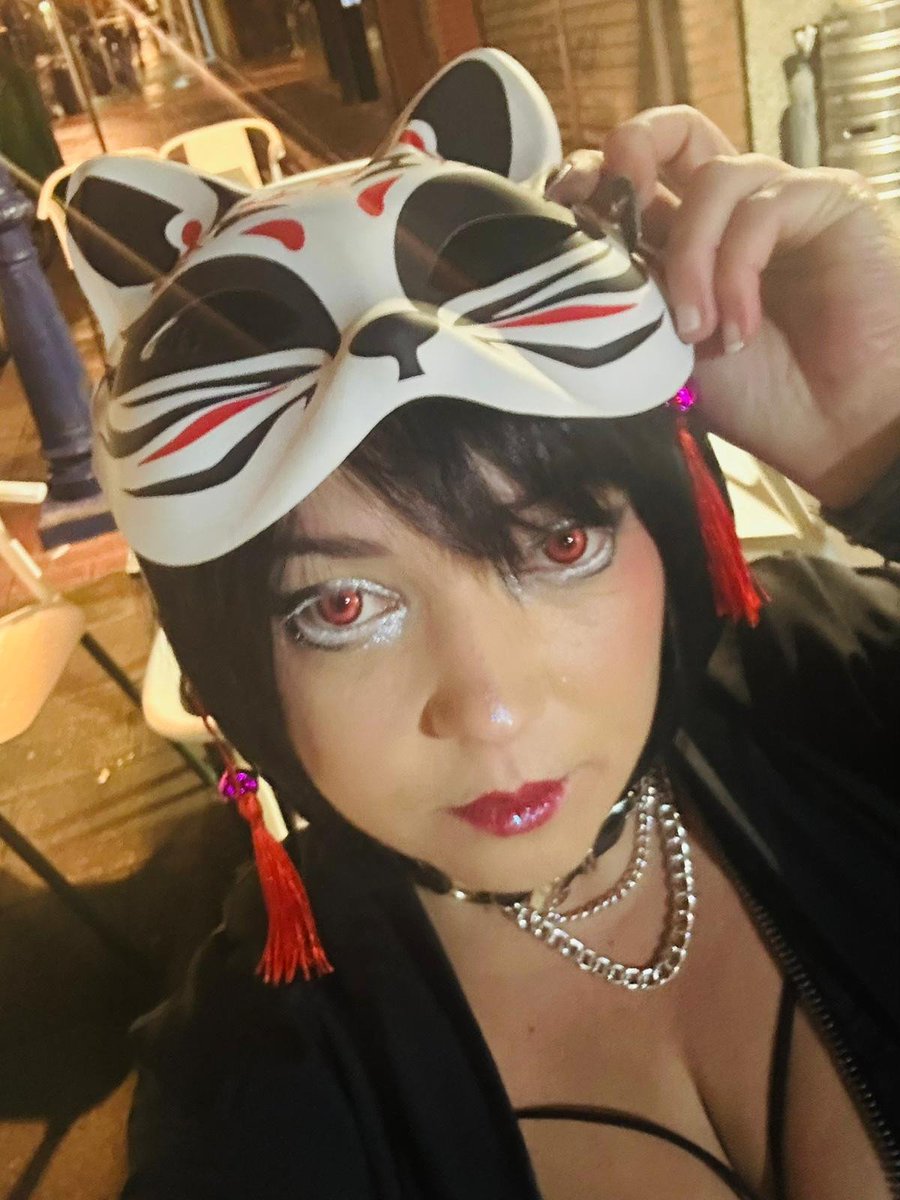 Ayer salí como la versión alternativa de Shimizu Hinako (cosplay que tenía preparado pa este halloween), ya me haré más fotos porque no se ve el kimono con la flor de Silent Hill f, pero el maquillaje y la peluca que le corté yo el flequi 10/10 ^w^