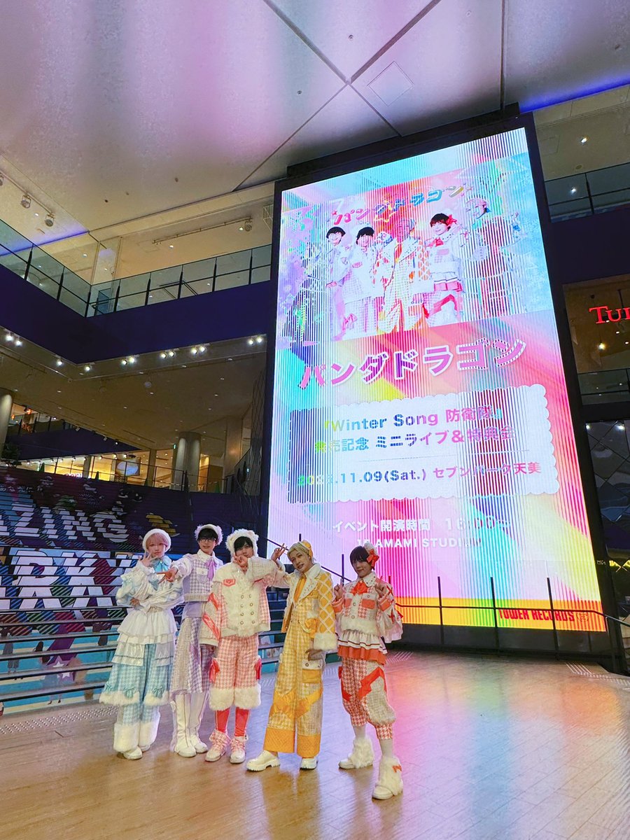 『Winter Song 防衛隊』
発売記念ミニライブ＆特典会
@セブンパーク天美

13thシングル初めての関西のリリースイベントでした！

360°たくさんのお客様に囲まれて楽しくパフォーマンスが出来ました！
本当にありがとうございます！

次回のリリースイベントは
11/15(土)