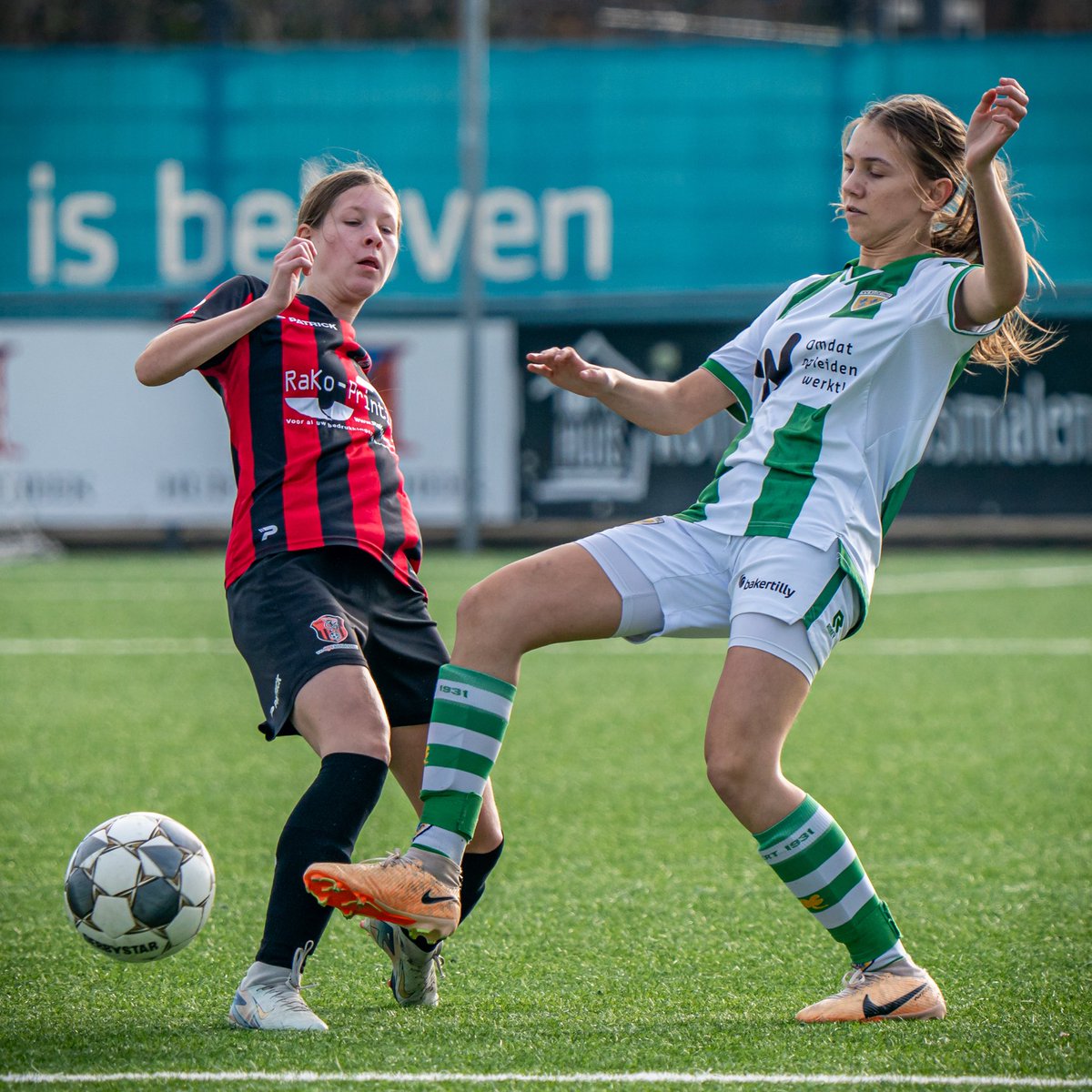 Met dank aan Martijn Storms prachtige actiefoto’s van de competitiewedstrijd die we vanmiddag met <a href="/OJCROSMALEN/">OJC ROSMALEN</a> MO17-1 hebben gespeeld tegen <a href="/vvkloetinge/">VV Kloetinge</a>