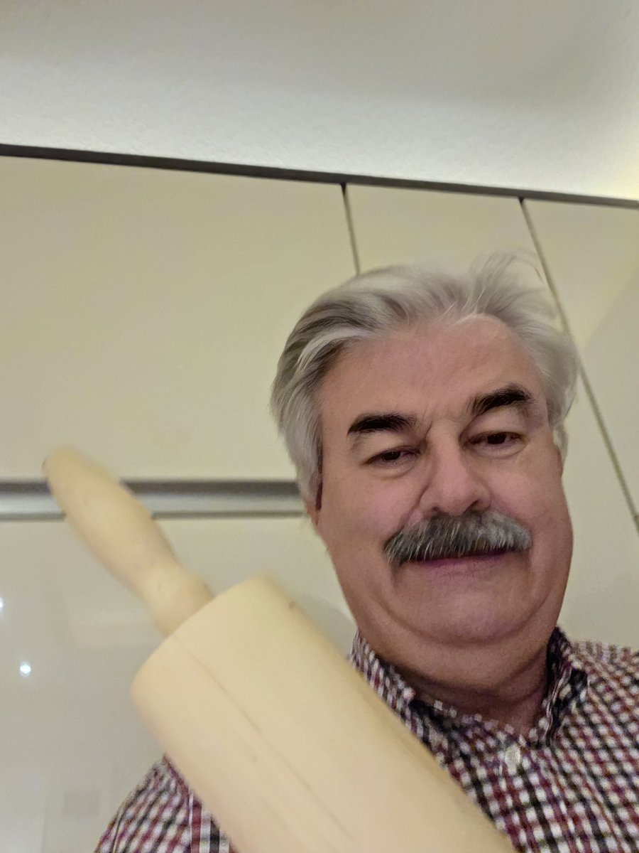 Ich trolle
mit Schrank und Nudelrolle. 
BUH!