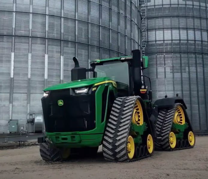 🚜 UN PRODUCTOR CORDOBÉS COMPRÓ EL TRACTOR MÁS GRANDE DEL MUNDO

• El John Deere 9RX 830, considerado el tractor de serie más potente del planeta, llegó al país y fue adquirido por un productor de Colonia Valtelina, en el departamento San Justo. La operación, valuada en 1,3