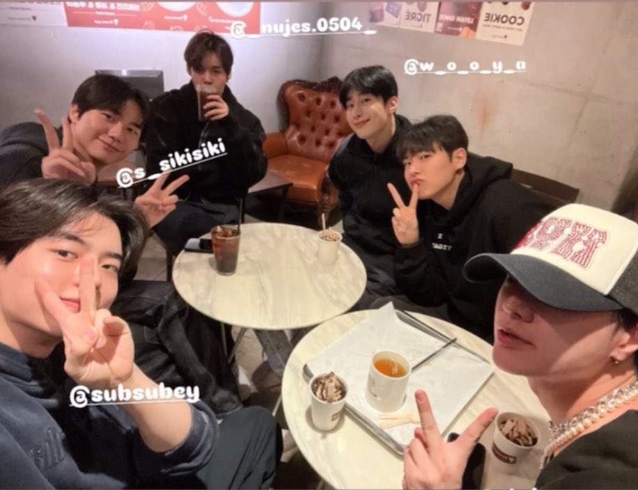 9주년 넘나 축하행 💛💙 
여전히 앨리스들에게 빅톤은 소즁해
한 명 한 명 다 응원하고
진심으로 행복하길 바라는 맘 🥹
각자의 자리에서 빛나길 🫶
알라뷰웅 💝💝