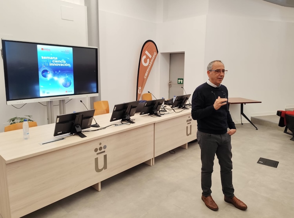 ¿Y si Élite se rodara en la URJC? 🎥
Durante la #SemanaCienciaInnovacion, estudiantes crearon historias sobre energía, desinformación y sostenibilidad con el campus de Fuenlabrada como escenario 🔋🌍
#Ciberimaginario #eComciencia #POWER <a href="/URJCcientifica/">URJCcientifica</a> <a href="/madrimasd/">Madri+d</a> <a href="/urjc/">URJC</a>