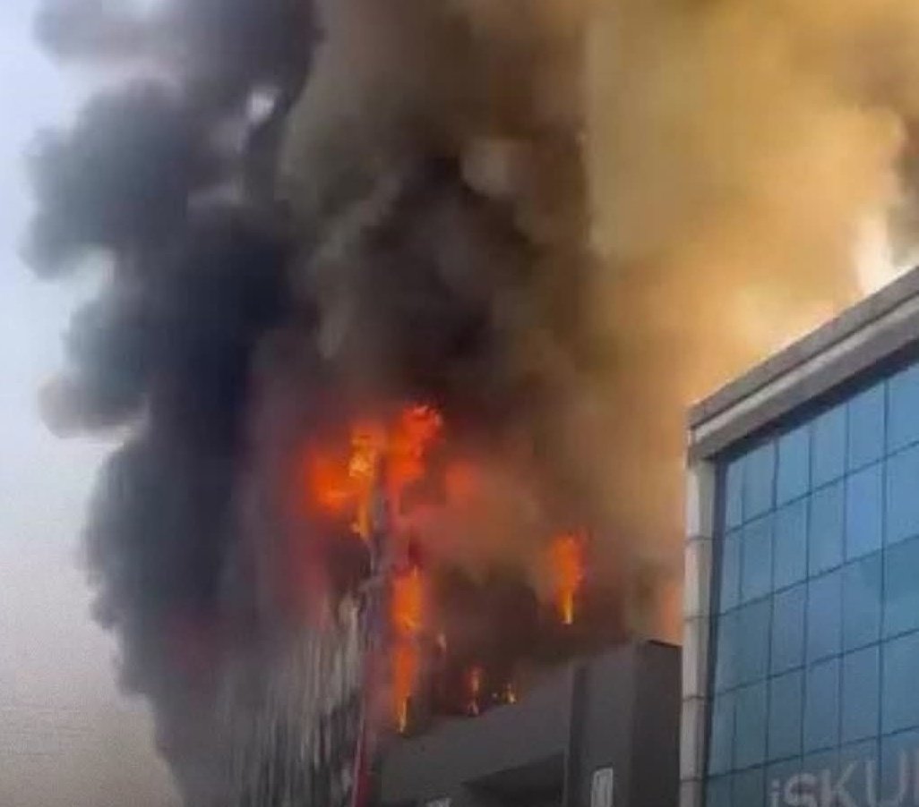 Yine Denetimsizlik, Yine İş Cinayeti!
Kadın emeğinin ucuz iş gücü olarak görülmesi, çocukların kayıt dışı çalıştırılması ve çevre sağlığını hiçe sayan üretim süreçleri bu sistemin kirli yüzünü bir kez daha ortaya koymuştur.#dilovasiyangin #ravivekozmetik #iscinayeti mi bu