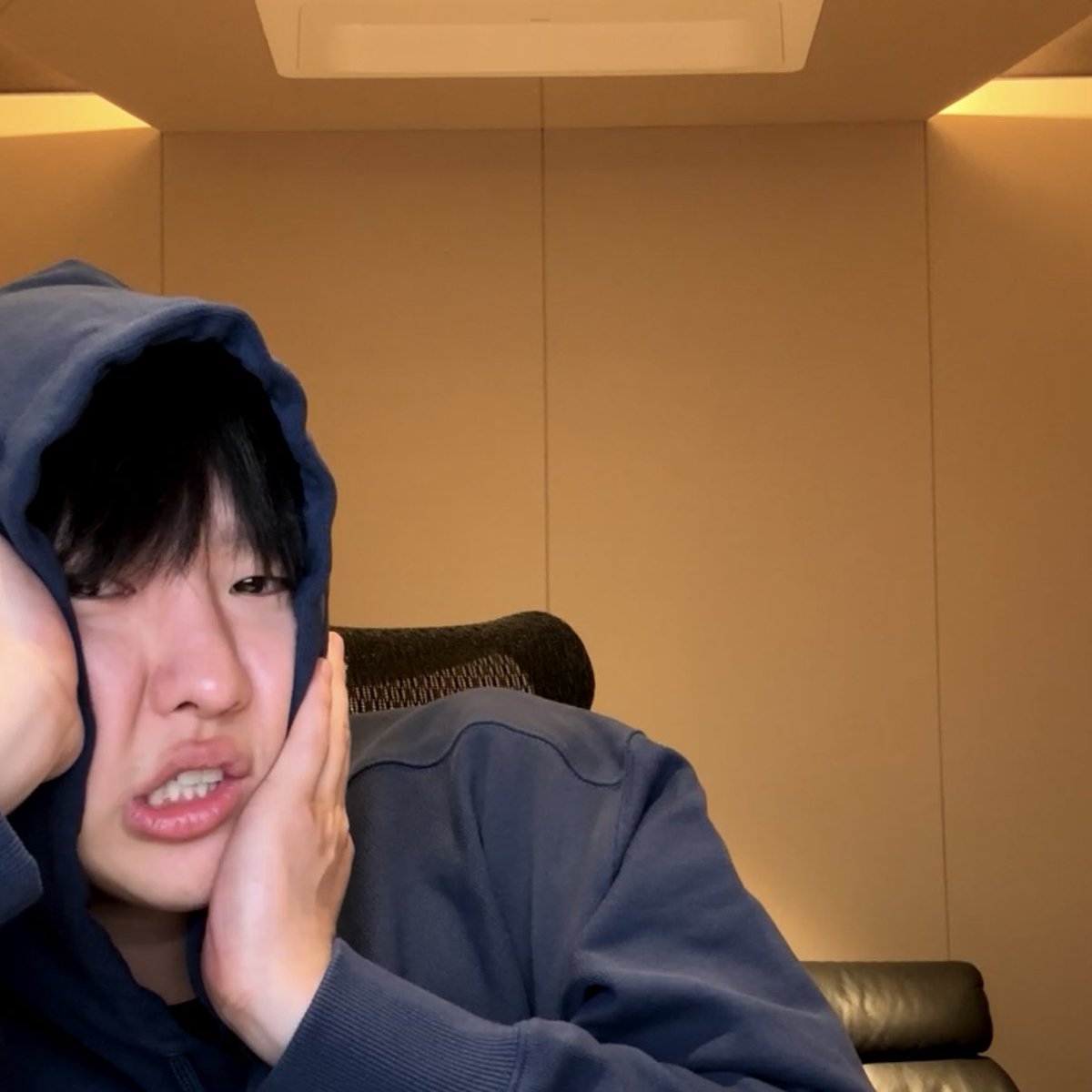이런 표정 처음 봐 진짜 웃겨
만두 아니야?;;