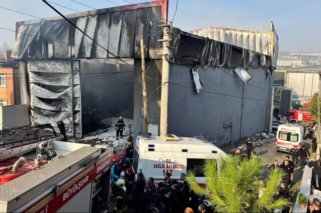 Kocaeli'nin Dilovası ilçesinde bir parfüm dolum atölyesinde yaşanan yangın ve ardından meydana gelen patlamada altı işçinin yaşamını yitirmesi açık bir iş cinayetidir. Bu ölümler, “kaza” ya da “ihmal” sözcükleriyle geçiştirilemez; denetimsizliğin, güvencesizliğin, kayıt dışı ve