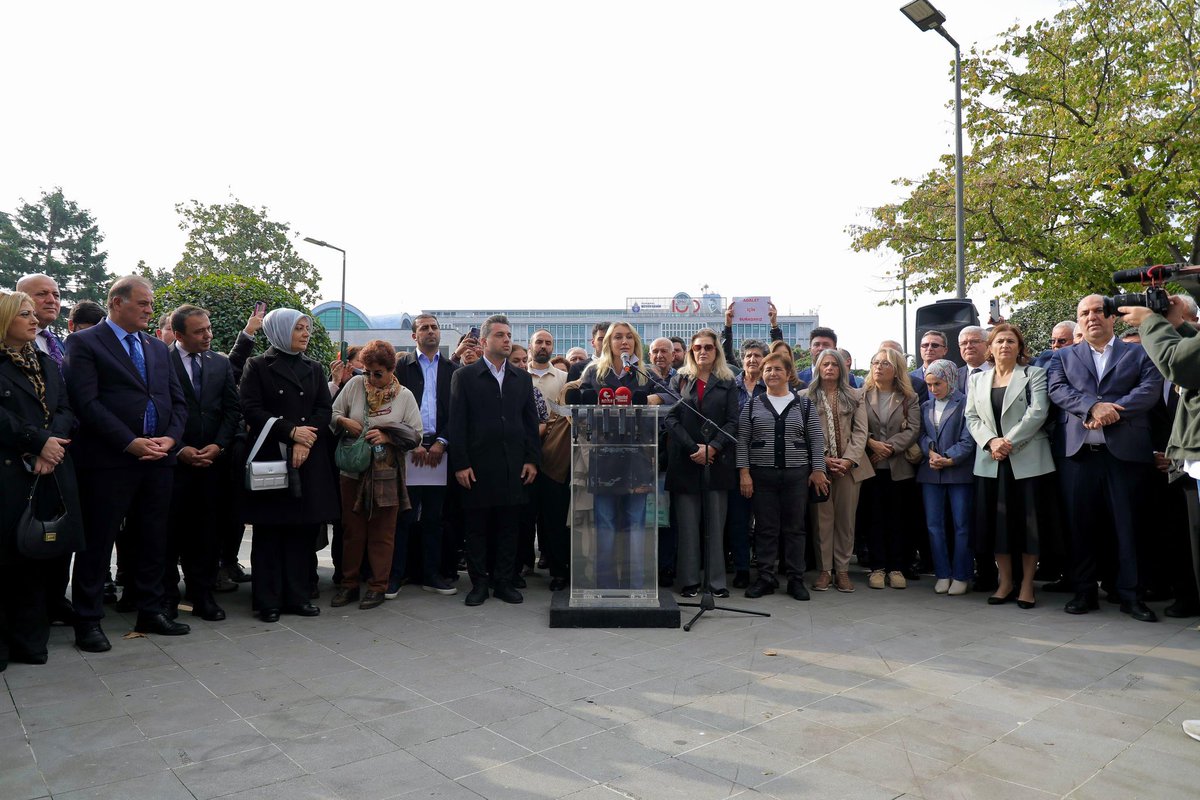 caglaratalar's tweet photo. Aile Dayanışma Ağı’nın 12. buluşmasında Saraçhane’deydik.

Aylardır devam eden hukuksuzluklar sebebiyle tutuklu bulunan yol arkadaşlarımızın aileleriyle birlikte adalet talebimizi yineledik.

Birlikte, güçlü bir şekilde dayanışmayı ve mücadeleyi büyüterek sürdüreceğiz. https://t.co/neDbCwTc0q