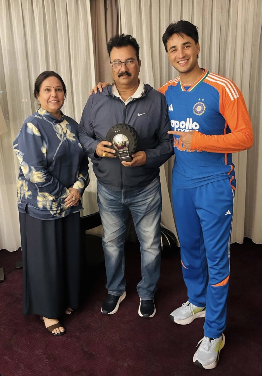 circleofcricket's tweet image. Abhishek Sharma celebrates his Player-of-the-Series award with his parents ❤️

#AUSvIND #AbhishekSharma #TeamIndia
