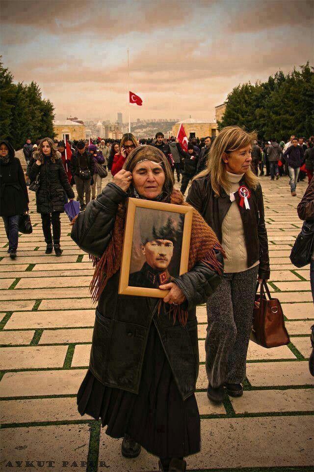 Atatürk'ü sevmek siyasi değil, Vatan meselesidir.