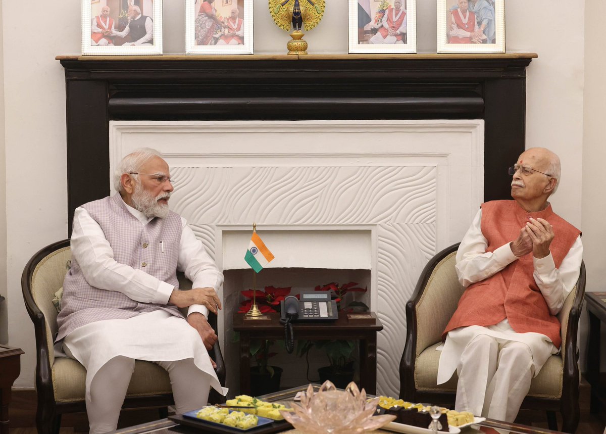 padma_prashanth's tweet photo. ప్రధానమంత్రి శ్రీ @narendramodi గారు భారతీయ జనతా పార్టీ సీనియర్ నాయకులు గౌరవనీయులు శ్రీ లాల్ కృష్ణ అద్వానీ గారిని వారి నివాసంలో కలసి జన్మదిన శుభాకాంక్షలు తెలిపారు. https://t.co/qMrFLFeSRA