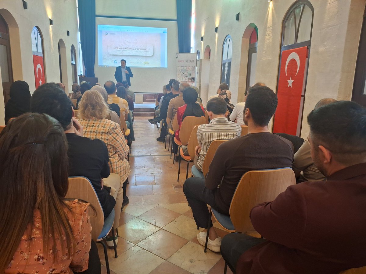 Kelimeler şehri Gaziantep’te, Edebiyat Akademisi’nin ilk oturumunu gerçekleştirdik. Hep söylüyorum, Gaziantep’te hangi taşı kaldırsanız altında bir hikâye bulursunuz. Gaziantep Kent Konseyinin ev sahipliğinde, Kent Konseyi ve Daima Edebiyat dergisi iş birliğiyle düzenlediğimiz