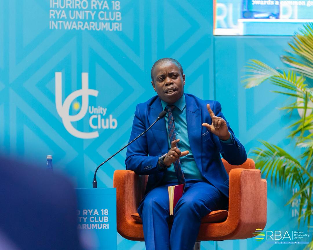 rbarwanda's tweet image. Umukozi w’Umuryango Association Modeste et Innocent (AMI), Jean de Dieu Uwizeye, yavuze ko urubyiruko rwa mbere ya Jenoside yakorewe Abatutsi rwari rugoswe n’ibintu bibi kuva ku babyeyi barwo.

Mu gihe cya Jenoside yakorewe Abatutsi mu 1994, Uwizeye yari umunyeshuri mu mwaka wa…