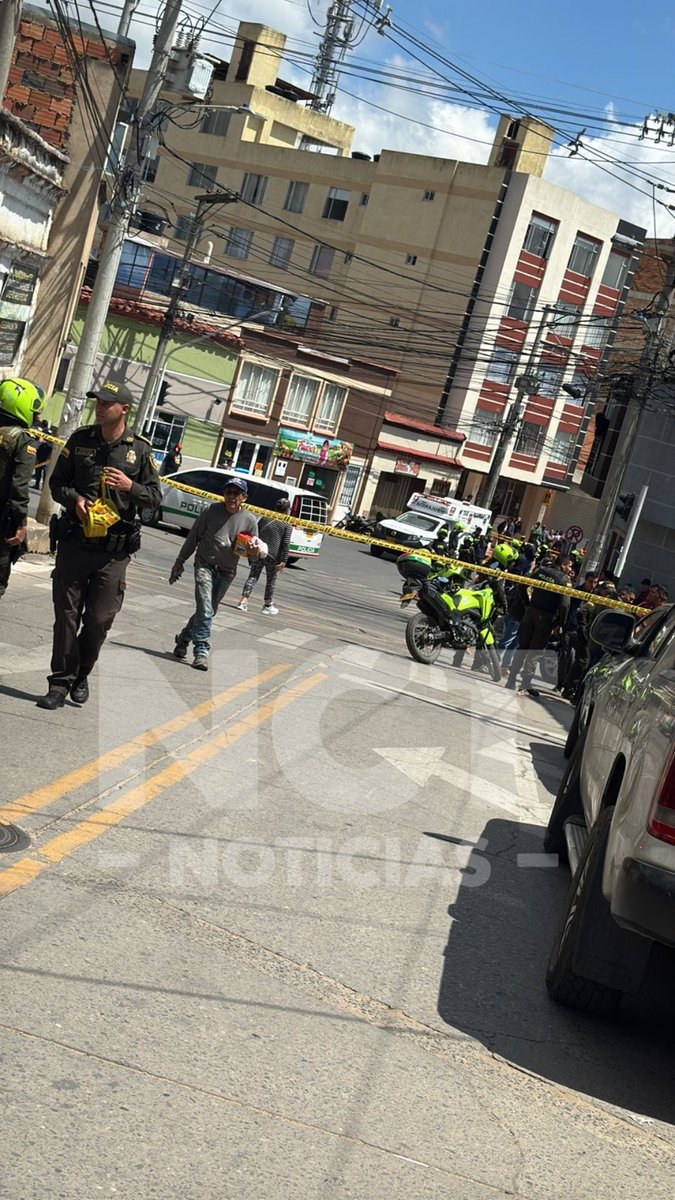NCTNOTICIAS's tweet photo. #Atención | Al parecer ,se registró una r¡ña con cruce de d¡sparos en el sector de Cinco Esquinas, en #Tunja. 

Según versiones preliminares, tres personas habrían perdido la vida en el lugar. https://t.co/qJHHMU3eWU