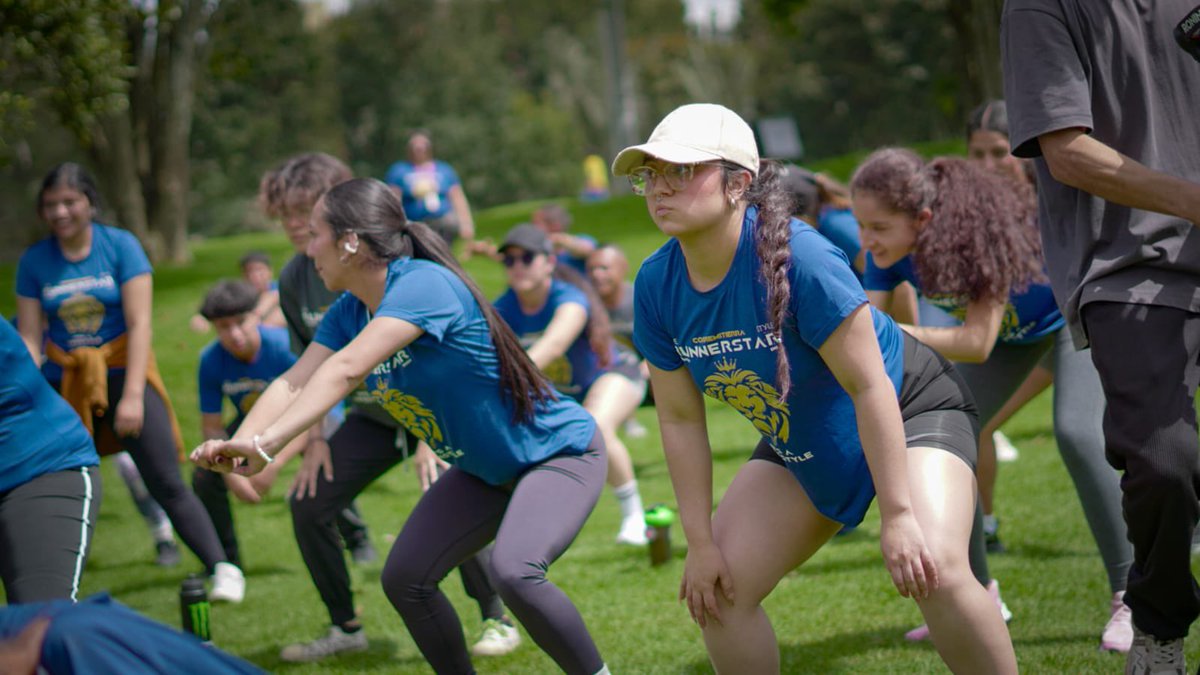 AteneaBogota's tweet photo. ¡Así se vive la fuerza de los #JóvenesALaE! 💪

75 beneficiarios se pusieron los tenis y salieron a entrenar con toda la actitud junto a @CorreMiTierra e @idipronbogota, preparándose con toda para la carrera del próximo 23 de noviembre.

Una jornada llena de movimiento, risas, bailes y sueños. 🏃‍♀️

#AquíSíPasa #SomosE