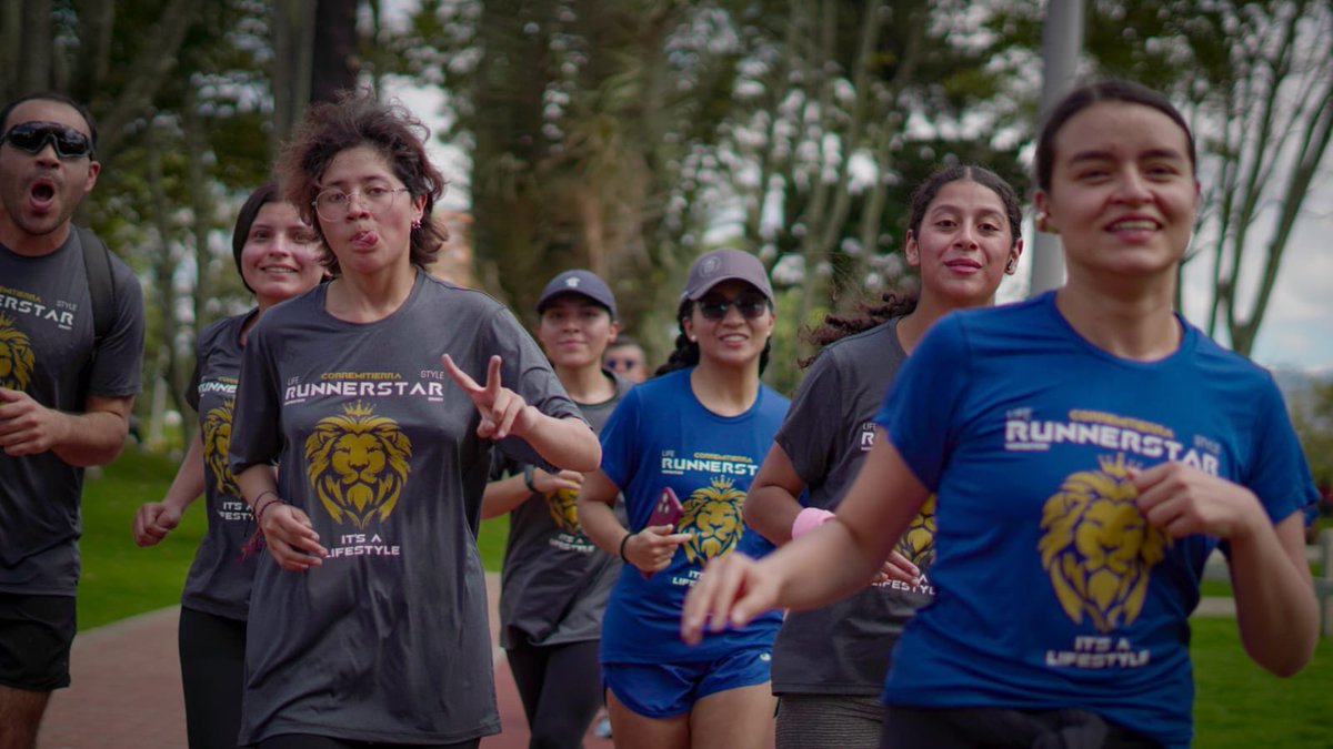 AteneaBogota's tweet photo. ¡Así se vive la fuerza de los #JóvenesALaE! 💪

75 beneficiarios se pusieron los tenis y salieron a entrenar con toda la actitud junto a @CorreMiTierra e @idipronbogota, preparándose con toda para la carrera del próximo 23 de noviembre.

Una jornada llena de movimiento, risas, bailes y sueños. 🏃‍♀️

#AquíSíPasa #SomosE