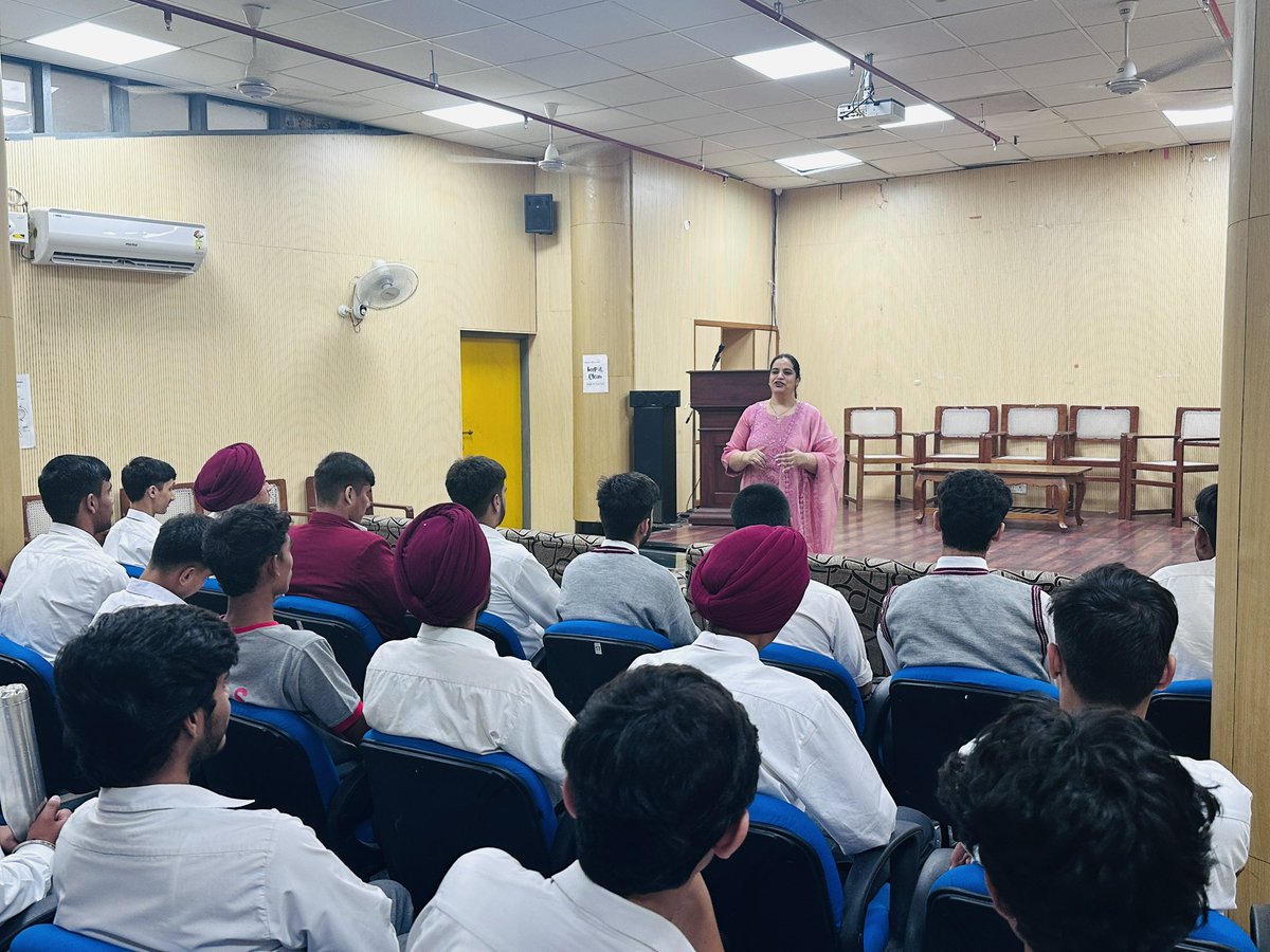 TSCSLibrary's tweet image. Library orientation and visit organised for Class 11 students of St Soldiers School, Chandigarh @RrrlfKolkata