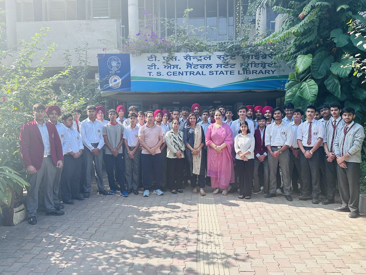 TSCSLibrary's tweet image. Library orientation and visit organised for Class 11 students of St Soldiers School, Chandigarh @RrrlfKolkata