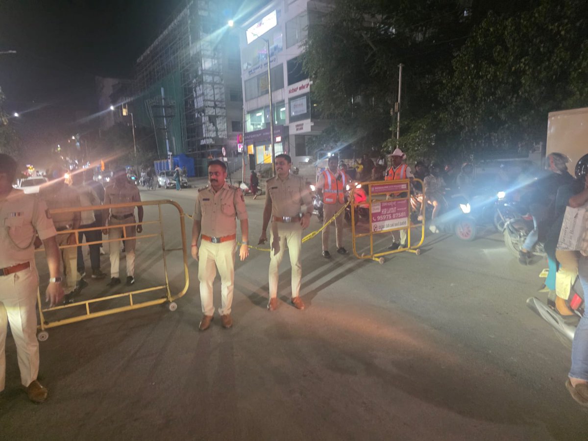 hsrlayoutps's tweet photo. 🚓ಹೆಚ್.ಎಸ್.ಆರ್ ಲೇಔಟ್ ಪೊಲೀಸ್ ಠಾಣೆ ವತಿಯಿಂದ ಪುಟ್ ಪೆಟ್ರೋಲಿಂಗ್ ಹಾಗೂ ವಾಹನ ತಪಾಸಣೆ ನಡೆಸಲಾಯಿತು. ಸಾರ್ವಜನಿಕರ ಸುರಕ್ಷತೆಗಾಗಿ ಕ್ರಮ ಕೈಗೊಳ್ಳಲಾಯಿತು. 🇮🇳
#HSRLayoutPolice #BengaluruPolice #FootPatrolling #PublicSafety #LawAndOrder @DCPSEBCP @BlrCityPolice https://t.co/BUmrO5UclH