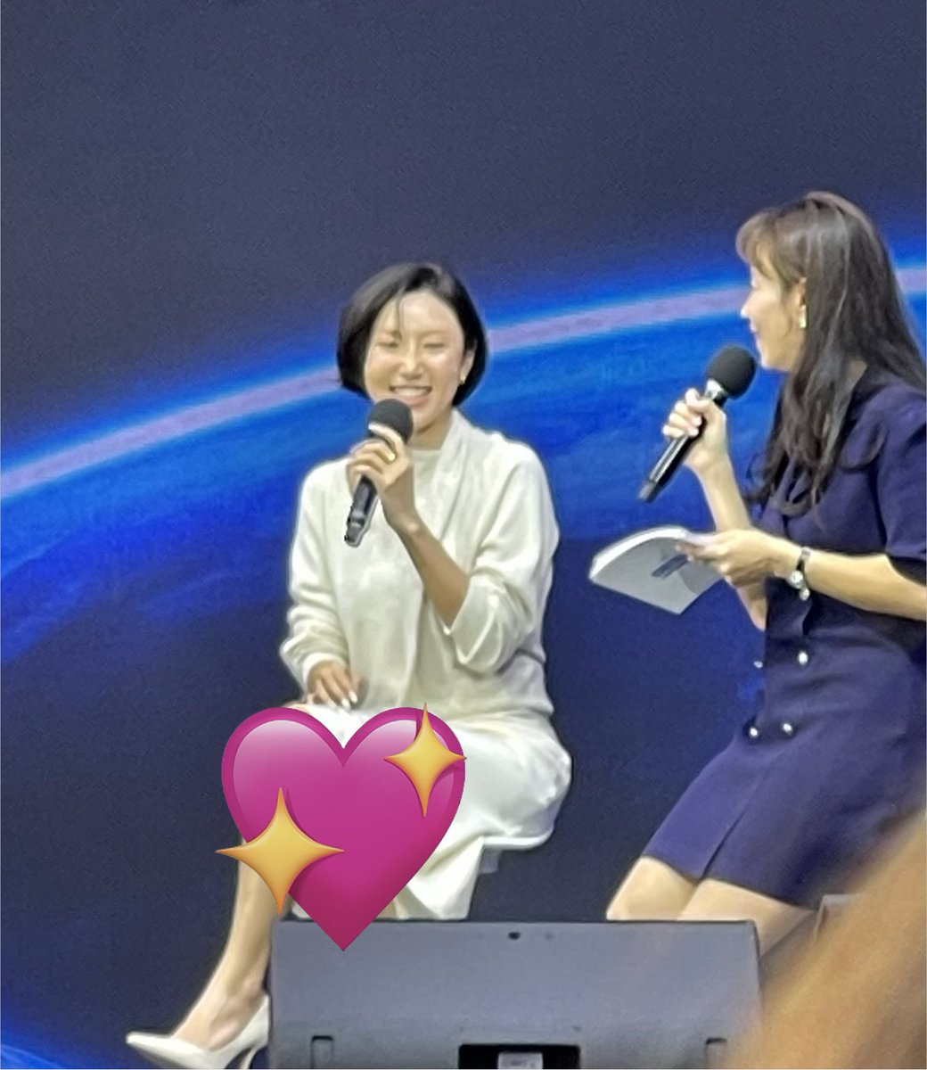 imo_eilla's tweet image. Me and Jeguri enjoying the Fan Meet Up with Hwasa. She’s so kind and pretty. 😍

#HWASA 
#KBEE2025 #KBEEGLOBAL
#KBEENEWYORK