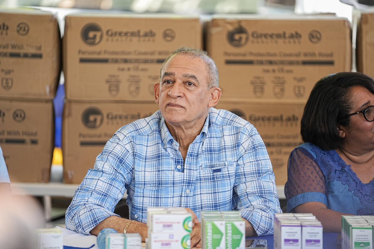 PromesecalRD's tweet image. En cumplimiento de medidas gubernamentales por la tormenta #Melissa, #PROMESECAL y @fedomurd inician la entrega de kits de medicamentos esenciales en las provincias más afectadas del Sur. 
Ayuda vital para la salud comunitaria y prevención. #FarmaciasDelPueblo