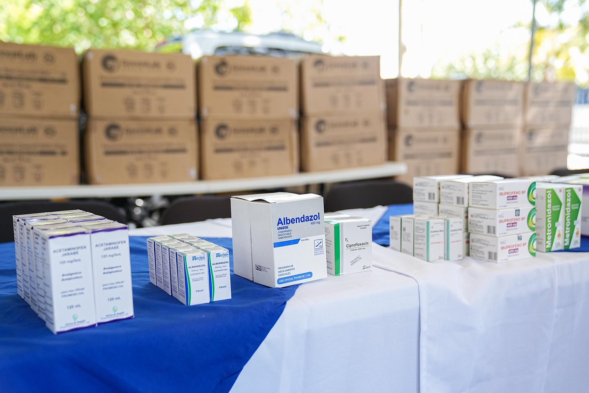 PromesecalRD's tweet image. En cumplimiento de medidas gubernamentales por la tormenta #Melissa, #PROMESECAL y @fedomurd inician la entrega de kits de medicamentos esenciales en las provincias más afectadas del Sur. 
Ayuda vital para la salud comunitaria y prevención. #FarmaciasDelPueblo