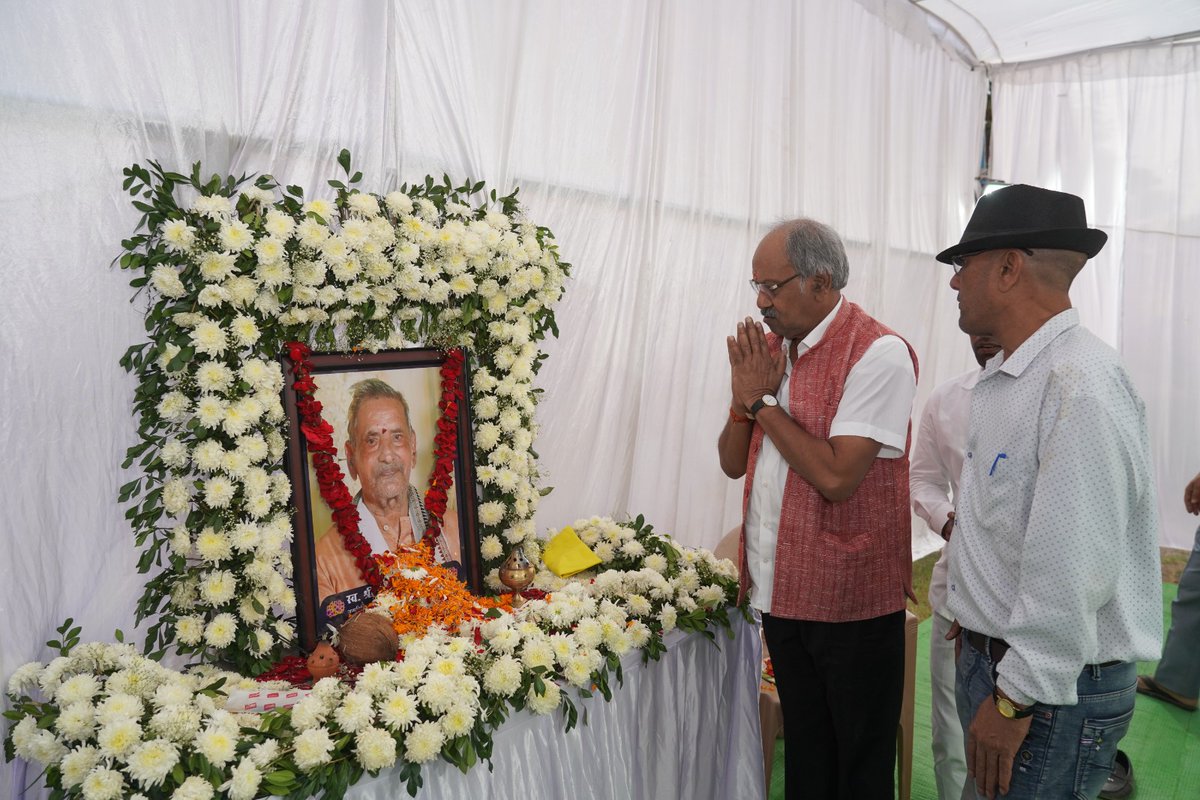 brijmohan_ag's tweet photo. सरयूपारीण ब्राह्मण सभा के पूर्व अध्यक्ष एवं वरिष्ठ शिक्षाविद् स्वर्गीय रमाकांत शुक्ला जी की तेरहवीं में सम्मिलित होकर उनके चित्र पर पुष्प अर्पित कर श्रद्धांजलि दी।

गुरुजी ने अपने जीवन में शिक्षा, समाज सेवा और संस्कृति के क्षेत्र में जो अमूल्य योगदान दिया, वह सदा स्मरणीय रहेगा।
उनकी शिक्षाएं और आदर्श पीढ़ियों को प्रेरित करते रहेंगे।

परिवारजनों से भेंट कर उन्हें सांत्वना दी और ईश्वर से प्रार्थना की कि दिवंगत आत्मा को अपने श्रीचरणों में स्थान प्रदान करें।

।।ॐ शांति॥
