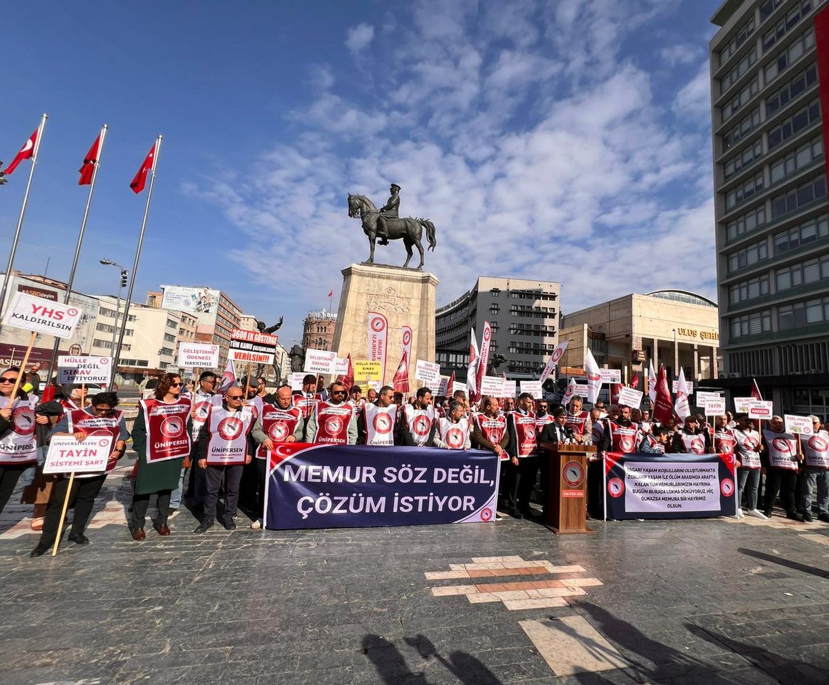 unipersen's tweet photo. SENDİKAMIZDAN ANKARA ULUS MEYDANI’NDA TARİHİ ÇAĞRI: SÖZLER VERİLDİ, HAKLAR UNUTULDU

Üniversite İdari Personel Sendikası olarak, 8 Kasım 2025 tarihinde Ankara Ulus Meydanı’nda gerçekleştirdiğimiz kitlesel basın açıklamasıyla, kamu çalışanlarının yıllardır çözüm bekleyen sorunlarını ve seçim dönemlerinde verilen ancak bir türlü yerine getirilmeyen vaatleri güçlü bir şekilde gündeme taşıdık.

Ülkemizin dört bir yanından gelen sendika temsilcilerimiz, üniversite idari personelleri ve üyelerimiz, ekonomik ve sosyal hak kayıplarına karşı ortak bir duruş sergileyerek “söz verilen ama unutulan” tüm hakların takipçisi olduklarını kamuoyuna duyurdu.

“ARTIK GEÇİM DEĞİL, VAR OLMA MÜCADELESİ VERİYORUZ”

Sendikamız Genel Başkanı G��zel, yaptığı konuşmada kamu çalışanlarının içinde bulunduğu ekonomik zorluklara dikkat çekerek; “Değerli kamu çalışanları ve kıymetli basın mensupları, uzun süredir çözüm bekleyen memur sorunlarını dile getirmek için bugün buradayız. Üniversite İdari Personel Sendikası olarak, üniversitelerde görev yapan idari personelin yanı sıra tüm kamu çalışanlarının sesi olmaya devam ediyoruz. Bugün kamu çalışanı, geçim değil, var olma mücadelesi veriyor. Kirasını ödeyemeyen, mutfağını döndüremeyen, kredi kartının asgarisini bile ödeyemeyen yüzbinlerce memur, yaşamla ayakta kalma arasında sıkışmıştır. Biz bu tabloyu görmezden gelemeyiz. Çünkü her memur, bu ülkenin yükünü omuzlayan, kamu hizmetini ayakta tutan bir değerdir.

Basın açıklaması sırasında, sendikamız tarafından “Emeğin Lokması” adıyla lokma dökümü gerçekleştirildi. Bu etkinlik, sadece bir gelenek değil; memurun içinde bulunduğu zor ekonomik koşullara dikkat çeken, topluma sessiz ama derin bir mesaj taşıyan anlamlı bir eylem olarak kayda geçti. Lokma, bir anma değil bir hatırlatma simgesiydi. Emeği yok sayılan, hakları ötelenen, yaşam mücadelesi veren tüm kamu çalışanları için bugün lokma döküyoruz. Hiç olmazsa memura bir hayrımız olsun. Bu lokma, alın teriyle geçinenlerin sessiz çığlığıdır.” Dedik.

KAMU ÇALIŞANLARININ SORUNLARI ARTIK GÖRÜLMEZDEN GELİNMEMELİ

Basın açıklamasında, kamu çalışanlarının uzun süredir çözülemeyen yapısal sorunları detaylı şekilde sıralandı.

ÜNİPERSEN’in tespit ettiği ve çözüm bekleyen temel başlıklar şunlardır:

• Yükseköğretim tazminatının 2014 yılından bu yana akademik personele ödenmesine rağmen idari personele verilmemesi,
• Üniversite idari personelinin tayin hakkı konusunda yıllardır yasal düzenleme yapılmaması,
• 3600 ek gösterge sözünün 2 yılı aşkın süredir yerine getirilmemesi,
• Yardımcı Hizmetler Sınıfının kaldırılmaması ve bu gruptaki personelin mağduriyetinin devam etmesi,
• Mülakat sisteminin kaldırılacağı yönündeki siyasi taahhütlerin yerine getirilmemesi,
• TÜİK’in açıkladığı enflasyon oranlarının piyasa gerçekleriyle uyuşmaması nedeniyle maaşların hızla erimesi,
• Emeklilere seyyanen zammın yansıtılmaması ve emekli maaşlarının çalışan maaşlarına oranla yüzde 35’e varan farkla gerilemesi,
• Kira yardımı konusunda verilen sözlerin tutulmaması, lojman tahsislerinin yetersiz kalması,
• Teknik personelin sorumluluk zammı ve kamu şeflerinin özel hizmet tazminatı taleplerine ilişkin herhangi bir ilerleme kaydedilmemesi,
• Yeşil pasaport hakkının, yıllardır dile getirilmesine rağmen 10 yılını dolduran memurlara tanınmaması,
• Geliştirme ödeneğinin yalnızca akademik personele ödenmesi ve idari personelin kapsam dışında bırakılması,
• Görevde Yükselme ve Unvan Değişikliği sınavlarının düzenli aralıklarla yapılmaması,
• Üniversitelerde liyakat ilkesine aykırı idari atamaların yapılamaması,
• 5510 sayılı yasa sonrası emeklilik sistemi farkları nedeniyle memurlar arasında ciddi gelir adaletsizliği oluşması.
• Şefler, Kamu Mühendisleri, Memur Öğretmenler, Koruma Güvenlik Memurları, Mali Hizmet Uzmanları, Üniversite Daire Başkanları kadrolarının sorunları.

ÜNİPERSEN, bu başlıkların her birinin yıllardır dile getirildiğini, ancak sendikal sessizlik ve siyasi erteleme nedeniyle çözüme kavuşturulmadığını belirtti.