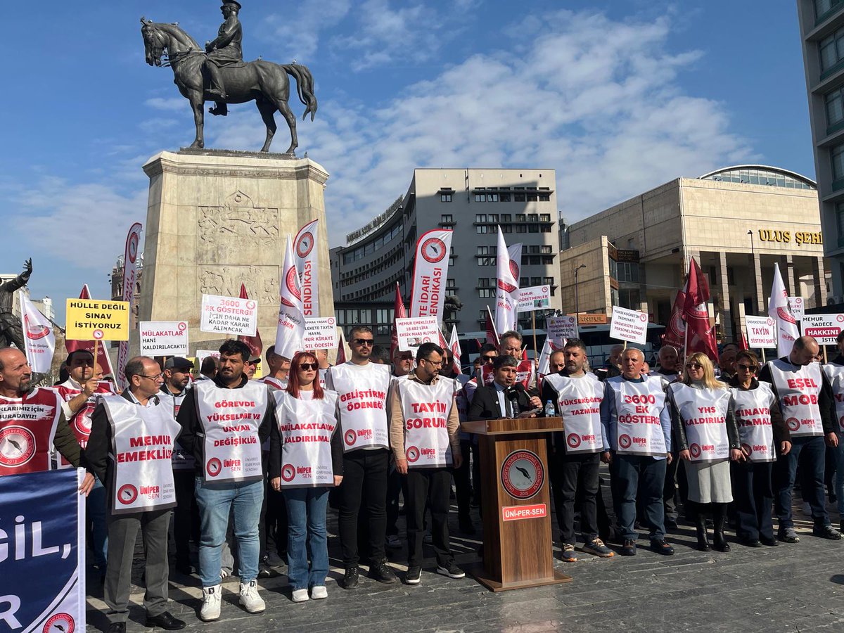 unipersen's tweet photo. SENDİKAMIZDAN ANKARA ULUS MEYDANI’NDA TARİHİ ÇAĞRI: SÖZLER VERİLDİ, HAKLAR UNUTULDU

Üniversite İdari Personel Sendikası olarak, 8 Kasım 2025 tarihinde Ankara Ulus Meydanı’nda gerçekleştirdiğimiz kitlesel basın açıklamasıyla, kamu çalışanlarının yıllardır çözüm bekleyen sorunlarını ve seçim dönemlerinde verilen ancak bir türlü yerine getirilmeyen vaatleri güçlü bir şekilde gündeme taşıdık.

Ülkemizin dört bir yanından gelen sendika temsilcilerimiz, üniversite idari personelleri ve üyelerimiz, ekonomik ve sosyal hak kayıplarına karşı ortak bir duruş sergileyerek “söz verilen ama unutulan” tüm hakların takipçisi olduklarını kamuoyuna duyurdu.

“ARTIK GEÇİM DEĞİL, VAR OLMA MÜCADELESİ VERİYORUZ”

Sendikamız Genel Başkanı G��zel, yaptığı konuşmada kamu çalışanlarının içinde bulunduğu ekonomik zorluklara dikkat çekerek; “Değerli kamu çalışanları ve kıymetli basın mensupları, uzun süredir çözüm bekleyen memur sorunlarını dile getirmek için bugün buradayız. Üniversite İdari Personel Sendikası olarak, üniversitelerde görev yapan idari personelin yanı sıra tüm kamu çalışanlarının sesi olmaya devam ediyoruz. Bugün kamu çalışanı, geçim değil, var olma mücadelesi veriyor. Kirasını ödeyemeyen, mutfağını döndüremeyen, kredi kartının asgarisini bile ödeyemeyen yüzbinlerce memur, yaşamla ayakta kalma arasında sıkışmıştır. Biz bu tabloyu görmezden gelemeyiz. Çünkü her memur, bu ülkenin yükünü omuzlayan, kamu hizmetini ayakta tutan bir değerdir.

Basın açıklaması sırasında, sendikamız tarafından “Emeğin Lokması” adıyla lokma dökümü gerçekleştirildi. Bu etkinlik, sadece bir gelenek değil; memurun içinde bulunduğu zor ekonomik koşullara dikkat çeken, topluma sessiz ama derin bir mesaj taşıyan anlamlı bir eylem olarak kayda geçti. Lokma, bir anma değil bir hatırlatma simgesiydi. Emeği yok sayılan, hakları ötelenen, yaşam mücadelesi veren tüm kamu çalışanları için bugün lokma döküyoruz. Hiç olmazsa memura bir hayrımız olsun. Bu lokma, alın teriyle geçinenlerin sessiz çığlığıdır.” Dedik.

KAMU ÇALIŞANLARININ SORUNLARI ARTIK GÖRÜLMEZDEN GELİNMEMELİ

Basın açıklamasında, kamu çalışanlarının uzun süredir çözülemeyen yapısal sorunları detaylı şekilde sıralandı.

ÜNİPERSEN’in tespit ettiği ve çözüm bekleyen temel başlıklar şunlardır:

• Yükseköğretim tazminatının 2014 yılından bu yana akademik personele ödenmesine rağmen idari personele verilmemesi,
• Üniversite idari personelinin tayin hakkı konusunda yıllardır yasal düzenleme yapılmaması,
• 3600 ek gösterge sözünün 2 yılı aşkın süredir yerine getirilmemesi,
• Yardımcı Hizmetler Sınıfının kaldırılmaması ve bu gruptaki personelin mağduriyetinin devam etmesi,
• Mülakat sisteminin kaldırılacağı yönündeki siyasi taahhütlerin yerine getirilmemesi,
• TÜİK’in açıkladığı enflasyon oranlarının piyasa gerçekleriyle uyuşmaması nedeniyle maaşların hızla erimesi,
• Emeklilere seyyanen zammın yansıtılmaması ve emekli maaşlarının çalışan maaşlarına oranla yüzde 35’e varan farkla gerilemesi,
• Kira yardımı konusunda verilen sözlerin tutulmaması, lojman tahsislerinin yetersiz kalması,
• Teknik personelin sorumluluk zammı ve kamu şeflerinin özel hizmet tazminatı taleplerine ilişkin herhangi bir ilerleme kaydedilmemesi,
• Yeşil pasaport hakkının, yıllardır dile getirilmesine rağmen 10 yılını dolduran memurlara tanınmaması,
• Geliştirme ödeneğinin yalnızca akademik personele ödenmesi ve idari personelin kapsam dışında bırakılması,
• Görevde Yükselme ve Unvan Değişikliği sınavlarının düzenli aralıklarla yapılmaması,
• Üniversitelerde liyakat ilkesine aykırı idari atamaların yapılamaması,
• 5510 sayılı yasa sonrası emeklilik sistemi farkları nedeniyle memurlar arasında ciddi gelir adaletsizliği oluşması.
• Şefler, Kamu Mühendisleri, Memur Öğretmenler, Koruma Güvenlik Memurları, Mali Hizmet Uzmanları, Üniversite Daire Başkanları kadrolarının sorunları.

ÜNİPERSEN, bu başlıkların her birinin yıllardır dile getirildiğini, ancak sendikal sessizlik ve siyasi erteleme nedeniyle çözüme kavuşturulmadığını belirtti.