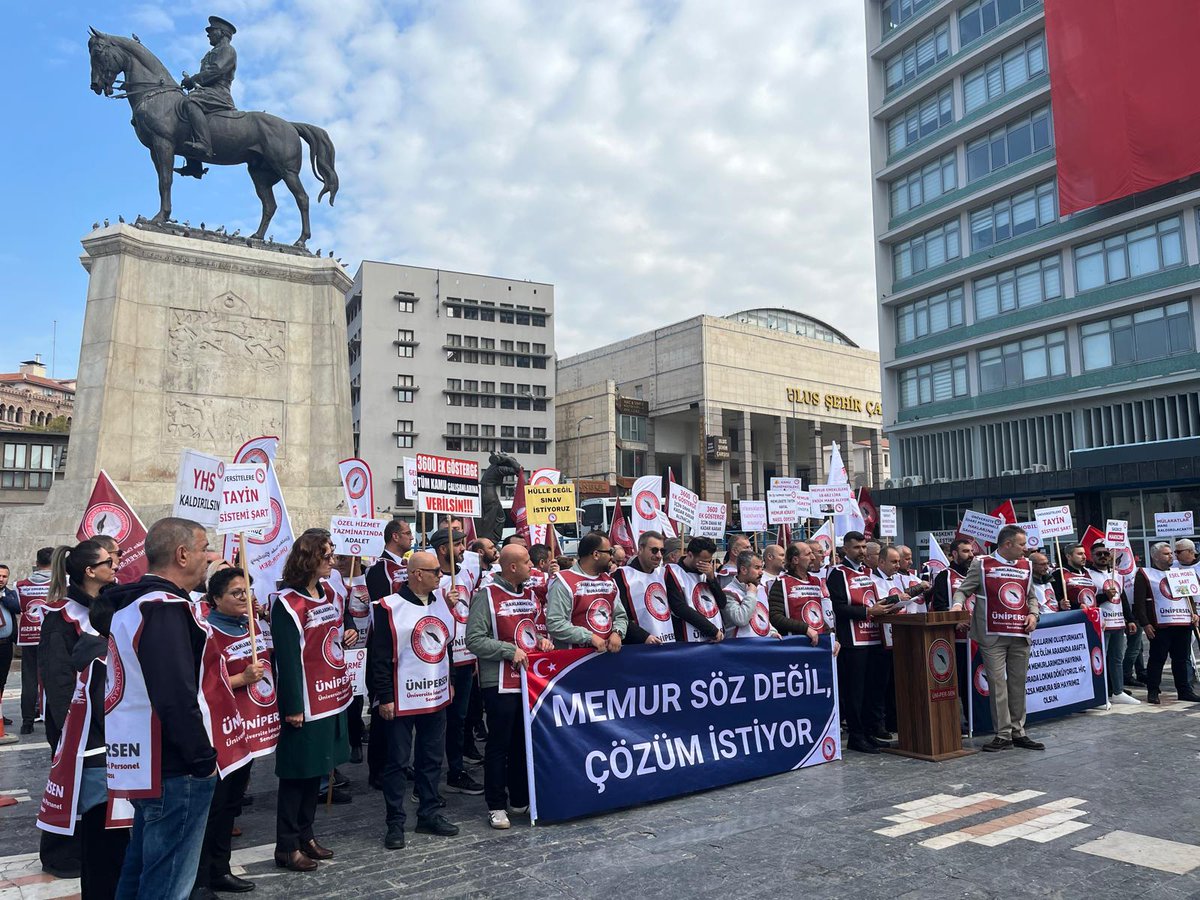 unipersen's tweet photo. SENDİKAMIZDAN ANKARA ULUS MEYDANI’NDA TARİHİ ÇAĞRI: SÖZLER VERİLDİ, HAKLAR UNUTULDU

Üniversite İdari Personel Sendikası olarak, 8 Kasım 2025 tarihinde Ankara Ulus Meydanı’nda gerçekleştirdiğimiz kitlesel basın açıklamasıyla, kamu çalışanlarının yıllardır çözüm bekleyen sorunlarını ve seçim dönemlerinde verilen ancak bir türlü yerine getirilmeyen vaatleri güçlü bir şekilde gündeme taşıdık.

Ülkemizin dört bir yanından gelen sendika temsilcilerimiz, üniversite idari personelleri ve üyelerimiz, ekonomik ve sosyal hak kayıplarına karşı ortak bir duruş sergileyerek “söz verilen ama unutulan” tüm hakların takipçisi olduklarını kamuoyuna duyurdu.

“ARTIK GEÇİM DEĞİL, VAR OLMA MÜCADELESİ VERİYORUZ”

Sendikamız Genel Başkanı G��zel, yaptığı konuşmada kamu çalışanlarının içinde bulunduğu ekonomik zorluklara dikkat çekerek; “Değerli kamu çalışanları ve kıymetli basın mensupları, uzun süredir çözüm bekleyen memur sorunlarını dile getirmek için bugün buradayız. Üniversite İdari Personel Sendikası olarak, üniversitelerde görev yapan idari personelin yanı sıra tüm kamu çalışanlarının sesi olmaya devam ediyoruz. Bugün kamu çalışanı, geçim değil, var olma mücadelesi veriyor. Kirasını ödeyemeyen, mutfağını döndüremeyen, kredi kartının asgarisini bile ödeyemeyen yüzbinlerce memur, yaşamla ayakta kalma arasında sıkışmıştır. Biz bu tabloyu görmezden gelemeyiz. Çünkü her memur, bu ülkenin yükünü omuzlayan, kamu hizmetini ayakta tutan bir değerdir.

Basın açıklaması sırasında, sendikamız tarafından “Emeğin Lokması” adıyla lokma dökümü gerçekleştirildi. Bu etkinlik, sadece bir gelenek değil; memurun içinde bulunduğu zor ekonomik koşullara dikkat çeken, topluma sessiz ama derin bir mesaj taşıyan anlamlı bir eylem olarak kayda geçti. Lokma, bir anma değil bir hatırlatma simgesiydi. Emeği yok sayılan, hakları ötelenen, yaşam mücadelesi veren tüm kamu çalışanları için bugün lokma döküyoruz. Hiç olmazsa memura bir hayrımız olsun. Bu lokma, alın teriyle geçinenlerin sessiz çığlığıdır.” Dedik.

KAMU ÇALIŞANLARININ SORUNLARI ARTIK GÖRÜLMEZDEN GELİNMEMELİ

Basın açıklamasında, kamu çalışanlarının uzun süredir çözülemeyen yapısal sorunları detaylı şekilde sıralandı.

ÜNİPERSEN’in tespit ettiği ve çözüm bekleyen temel başlıklar şunlardır:

• Yükseköğretim tazminatının 2014 yılından bu yana akademik personele ödenmesine rağmen idari personele verilmemesi,
• Üniversite idari personelinin tayin hakkı konusunda yıllardır yasal düzenleme yapılmaması,
• 3600 ek gösterge sözünün 2 yılı aşkın süredir yerine getirilmemesi,
• Yardımcı Hizmetler Sınıfının kaldırılmaması ve bu gruptaki personelin mağduriyetinin devam etmesi,
• Mülakat sisteminin kaldırılacağı yönündeki siyasi taahhütlerin yerine getirilmemesi,
• TÜİK’in açıkladığı enflasyon oranlarının piyasa gerçekleriyle uyuşmaması nedeniyle maaşların hızla erimesi,
• Emeklilere seyyanen zammın yansıtılmaması ve emekli maaşlarının çalışan maaşlarına oranla yüzde 35’e varan farkla gerilemesi,
• Kira yardımı konusunda verilen sözlerin tutulmaması, lojman tahsislerinin yetersiz kalması,
• Teknik personelin sorumluluk zammı ve kamu şeflerinin özel hizmet tazminatı taleplerine ilişkin herhangi bir ilerleme kaydedilmemesi,
• Yeşil pasaport hakkının, yıllardır dile getirilmesine rağmen 10 yılını dolduran memurlara tanınmaması,
• Geliştirme ödeneğinin yalnızca akademik personele ödenmesi ve idari personelin kapsam dışında bırakılması,
• Görevde Yükselme ve Unvan Değişikliği sınavlarının düzenli aralıklarla yapılmaması,
• Üniversitelerde liyakat ilkesine aykırı idari atamaların yapılamaması,
• 5510 sayılı yasa sonrası emeklilik sistemi farkları nedeniyle memurlar arasında ciddi gelir adaletsizliği oluşması.
• Şefler, Kamu Mühendisleri, Memur Öğretmenler, Koruma Güvenlik Memurları, Mali Hizmet Uzmanları, Üniversite Daire Başkanları kadrolarının sorunları.

ÜNİPERSEN, bu başlıkların her birinin yıllardır dile getirildiğini, ancak sendikal sessizlik ve siyasi erteleme nedeniyle çözüme kavuşturulmadığını belirtti.