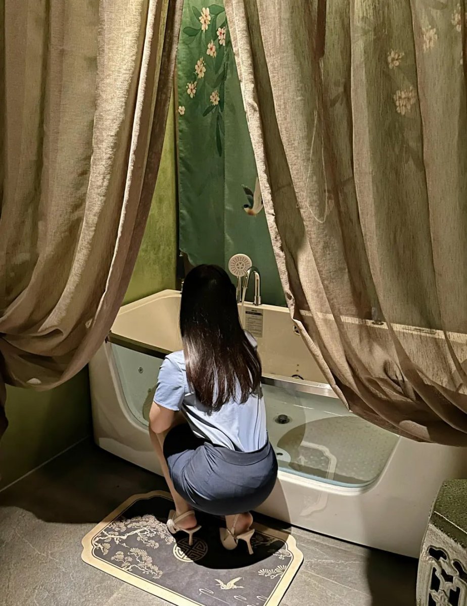 zxc_em's tweet image. I like the decorating style of this room。it&apos;s very European.