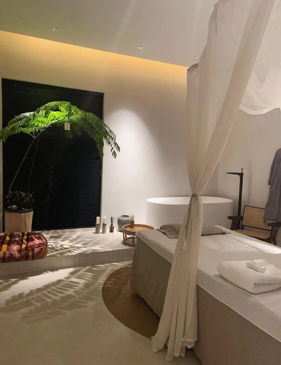 zxc_em's tweet image. I like the decorating style of this room。it&apos;s very European.