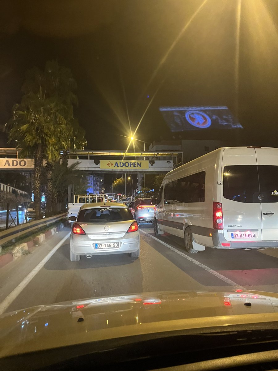Anlık Antalya Muratpaşa Burhanettin Onat Caddesi.
İlk fotoğraf 19:14, ikinci fotoğraf 19:39. 
25 dakikada 600 metre ilerleyebildik. Her akşam aynı tıkanıklık. Antalya'ya çok acil çözüm gerekiyor. 

<a href="/ANTALYABB/">ANTALYA BÜYÜKŞEHİR</a> <a href="/AntalyaValilik/">T.C. Antalya Valiliği</a>